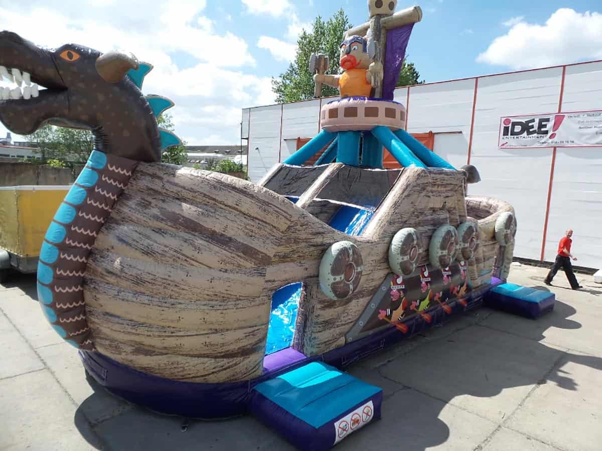 Wikingerschiff-Hüpfburg